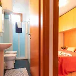 Colorful Modern Flat Next To The Μπιμπιόνε