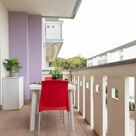 Colorful Modern Flat Next To The Μπιμπιόνε