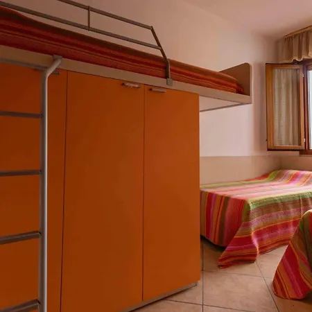 Colorful Modern Flat Next To The Μπιμπιόνε