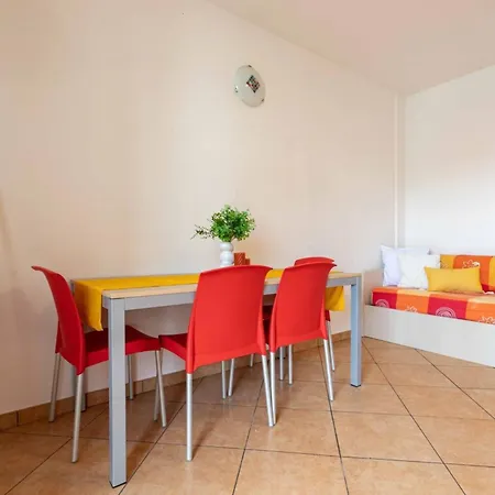 Colorful Modern Flat Next To The Апартаменты *